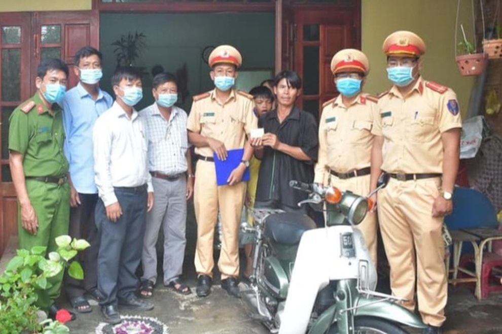 Chuyện tặng xe người vi phạm - luôn tin vào những điều tử tế! - 1 Chuyện tặng xe người vi phạm - luôn tin vào những điều tử tế! - 1