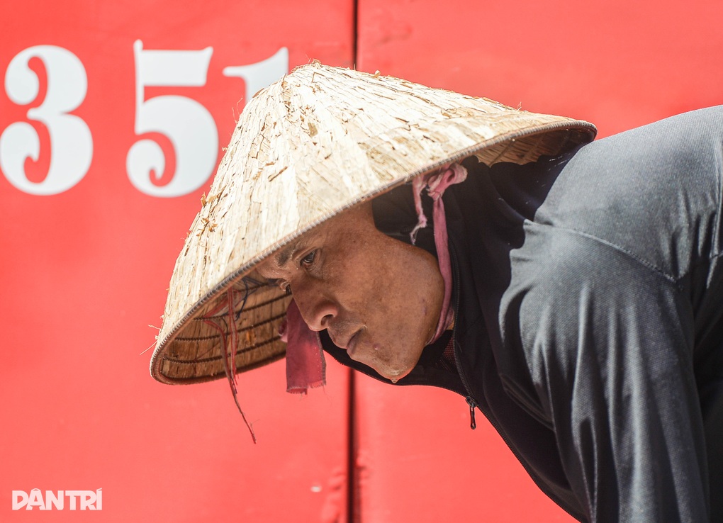 Người lao động oằn mình mưu sinh dưới cái nắng 50 độ C ở Hà Nội - 14 Người lao động oằn mình mưu sinh dưới cái nắng 50 độ C ở Hà Nội - 14