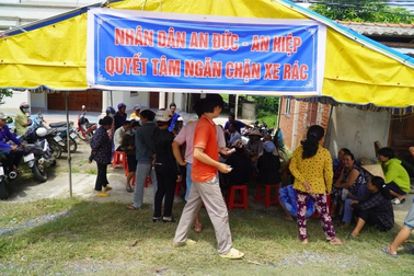 Ô nhiễm "chạy" từ chỗ này sang chỗ khác, người dân dựng lều chặn rác