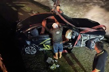 Người lái Mercedes chở 4 nữ giới lao xuống biển Nha Trang chưa trình diện