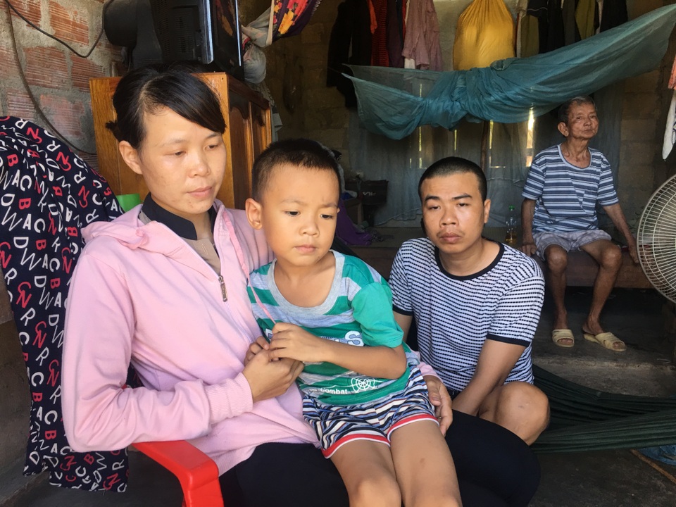 Thương người mẹ nghèo nỗ lực chăm chồng con bệnh tật trong cảnh cơ hàn - 6 Thương người mẹ nghèo nỗ lực chăm chồng con bệnh tật trong cảnh cơ hàn - 6