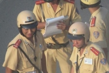 CSGT Hàng Xanh có “thản nhiên vạch ví người đi đường”?