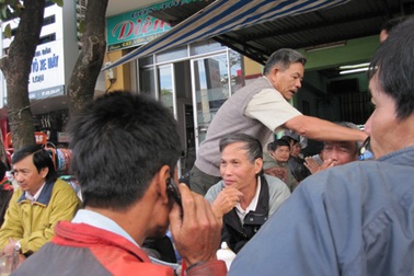 Kỳ lạ quán cà phê phố núi vừa bán vừa… đuổi khách