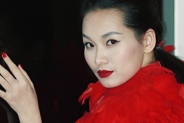 “Người đẹp dự tiệc Monaco” nổi bật với váy lông vũ