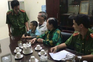 Bé trai 4 tuổi đi lạc được công an Hà Nội giúp tìm người thân