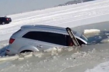 Audi Q7 rơi xuống hồ băng