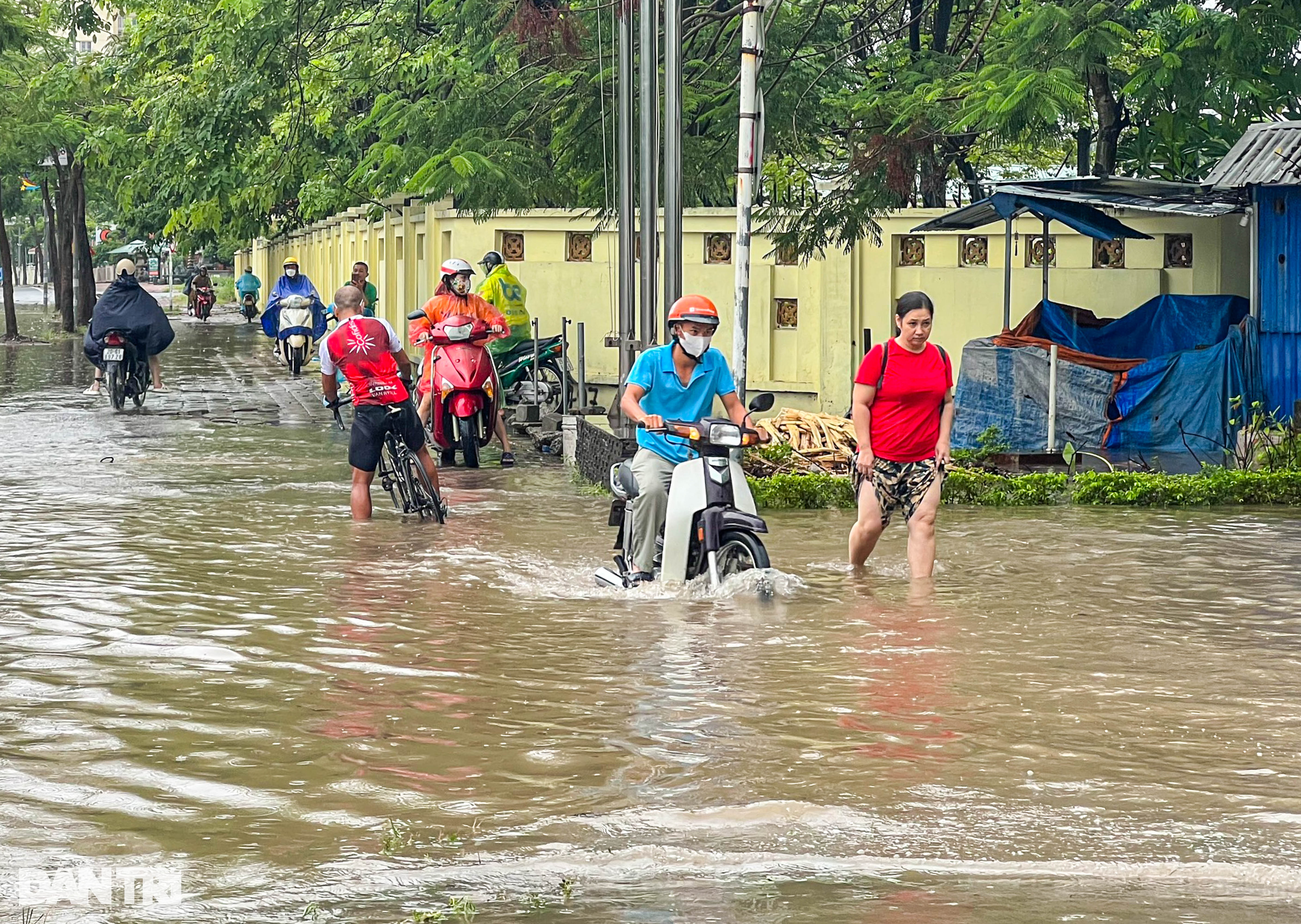 Hà Nội: Mưa lớn ngày cuối tuần, hàng loạt ô tô chết máy - 3