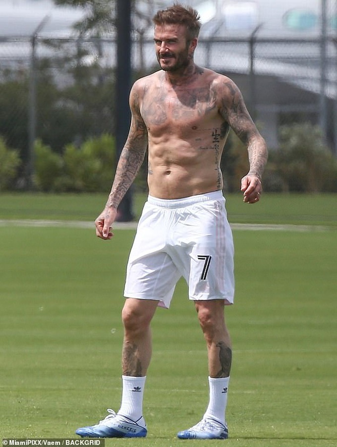 Ông chú Beckham khoe cơ bụng cực phẩm ở tuổi 45, ăn đứt cậu con trai cả Brooklyn - Ảnh 1.