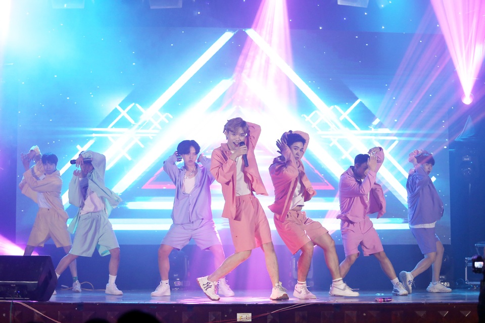 Sinh viên Báo chí hóa siêu anh hùng đón “ma mới” - 4 Sinh viên Báo chí hóa siêu anh hùng đón “ma mới” - 4