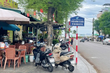 Vỉa hè thành “sân riêng” của nhà hàng, du khách tìm chỗ đậu xe còn bị đuổi