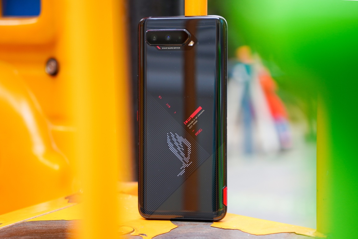 Đánh giá ROG Phone 5: thiết kế hầm hố, nhiều tính năng đặc biệt - 1 Đánh giá ROG Phone 5: thiết kế hầm hố, nhiều tính năng đặc biệt - 1