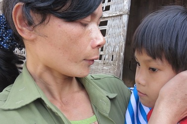 Xót xa người mẹ nghèo "bới rác kiếm cơm" nuôi 4 con thơ dại