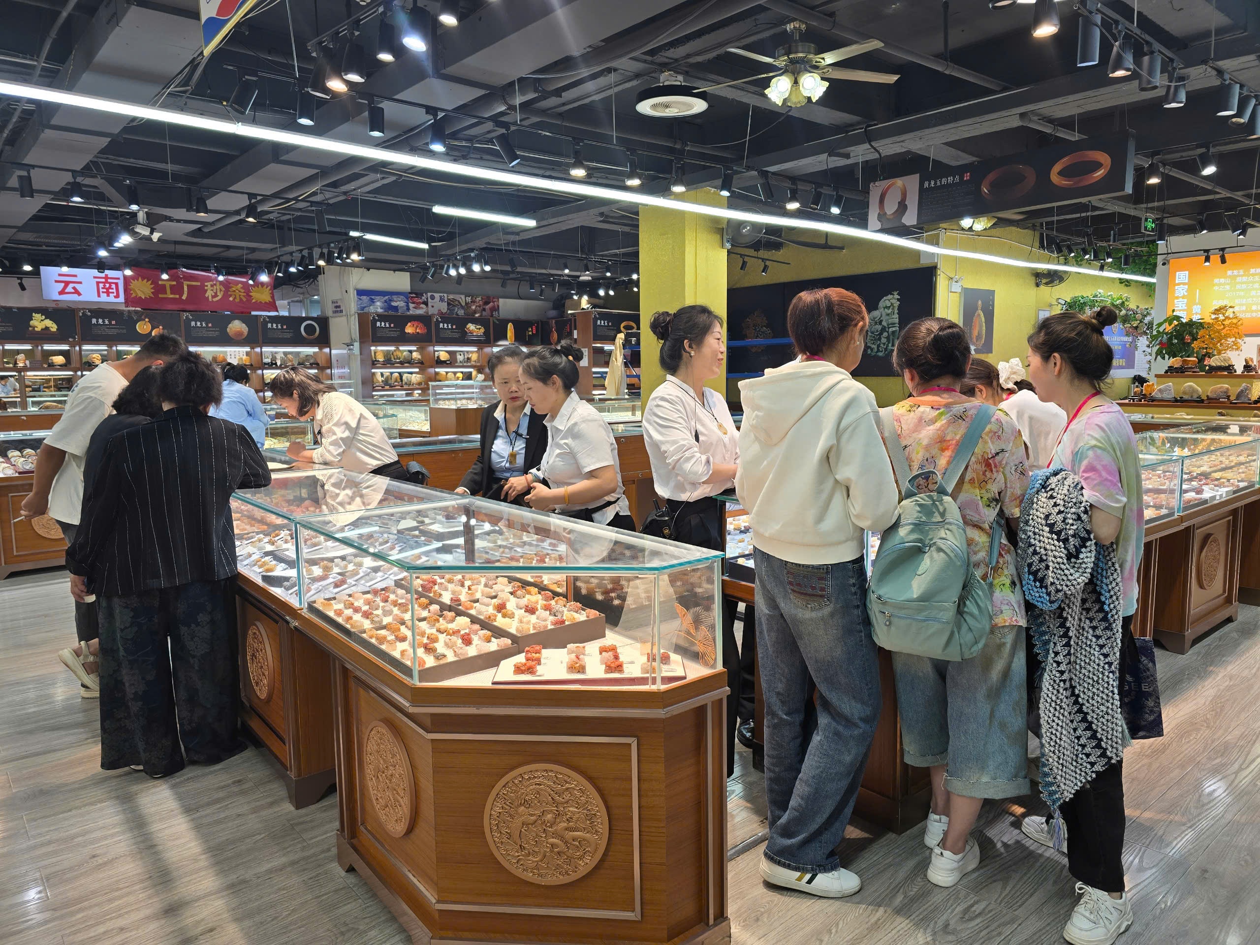 Tour Trung Quốc 3 triệu đồng, khách Việt chi tiền mua sắm gấp 3-4 lần - 5 Tour Trung Quốc 3 triệu đồng, khách Việt chi tiền mua sắm gấp 3-4 lần - 5