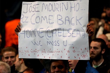 Người hâm mộ Chelsea tiếp tục chiến dịch phản đối HLV Benitez