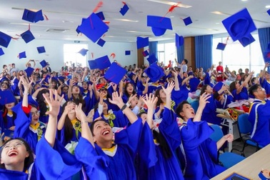 Tân cử nhân và lời dặn của bố: “Hãy thành người trước khi thành tài”