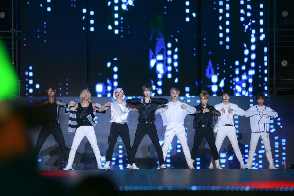 “2020 K-Pop Super Concert”: Người hâm mộ đội mưa cuồng nhiệt cổ vũ thần tượng - 6 “2020 K-Pop Super Concert”: Người hâm mộ đội mưa cuồng nhiệt cổ vũ thần tượng - 6