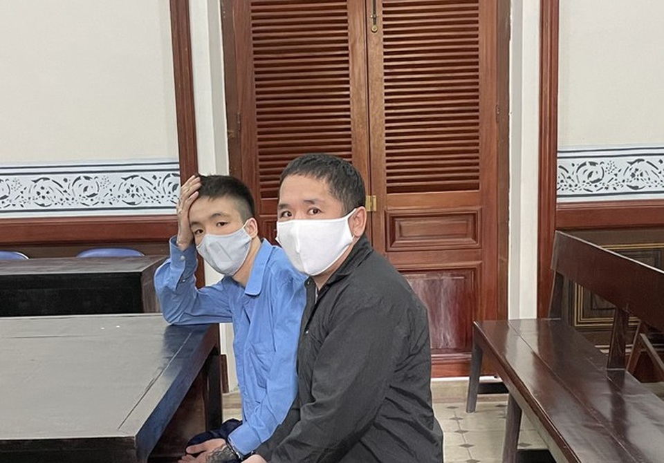 Hai thanh niên người Mông Cổ trộm thẻ tín dụng đi mua vàng - 1