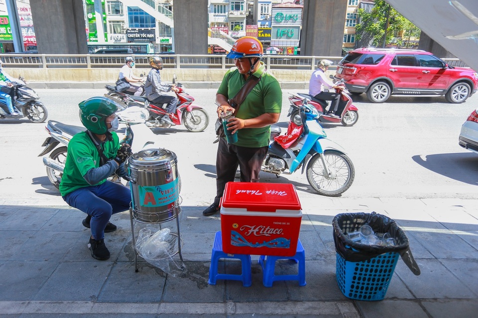 Những bình trà đá, nước mát miễn phí giữa nắng nóng thiêu đốt tại Hà Nội - 7 Những bình trà đá, nước mát miễn phí giữa nắng nóng thiêu đốt tại Hà Nội - 7