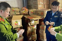 Ngăn chặn hơn 13 tấn xúc xích, kẹo không hóa đơn tại huyện ven Hà Nội