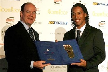 Ronaldinho bất ngờ nhận giải “Bàn chân vàng 2009”