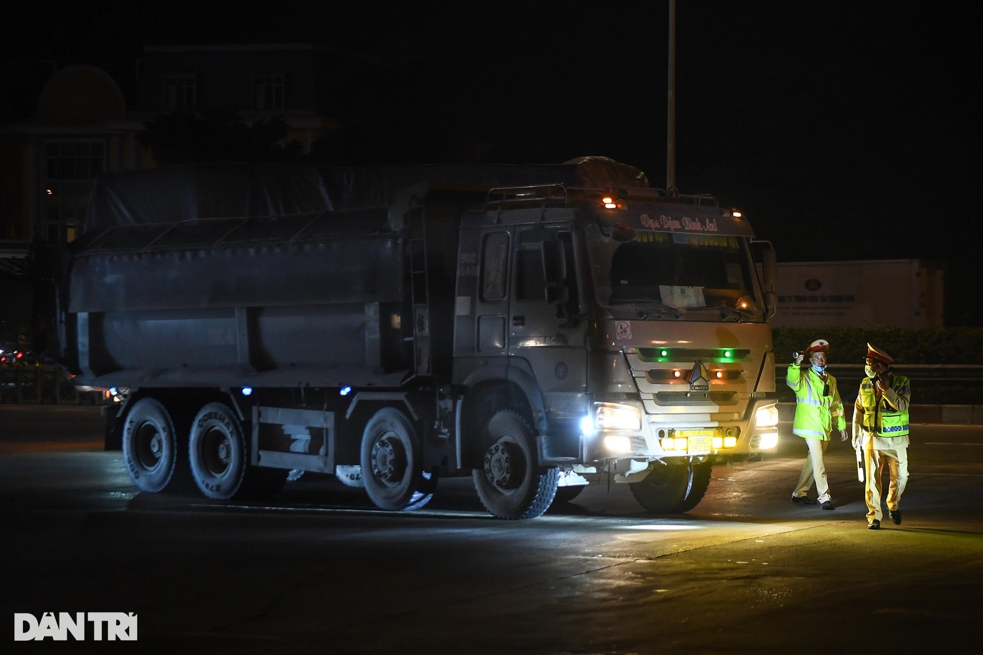 Xe siêu trường quá tải trọng tăng ga không hợp tác, uy hiếp CSGT ở Hà Nội - 6 Xe siêu trường quá tải trọng tăng ga không hợp tác, uy hiếp CSGT ở Hà Nội - 6