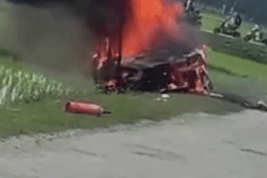 Ô tô con vừa mua lại, bốc cháy khi đang chạy trên đường