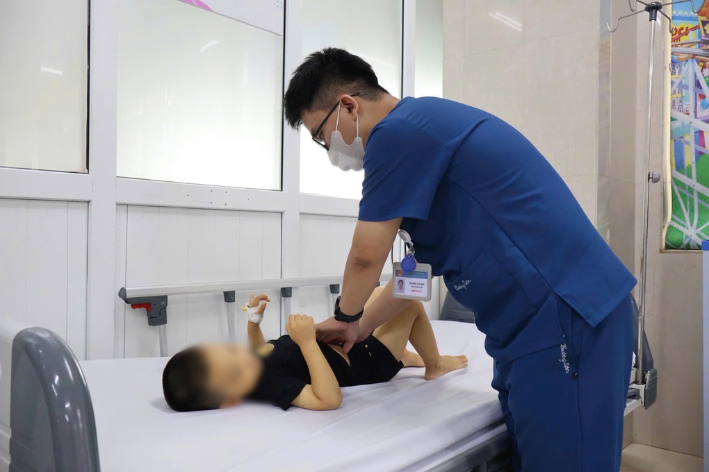 Bé 3 tuổi phải đi cấp cứu vì dùng lá lộc mại chữa táo bón - 1 Bé 3 tuổi phải đi cấp cứu vì dùng lá lộc mại chữa táo bón - 1