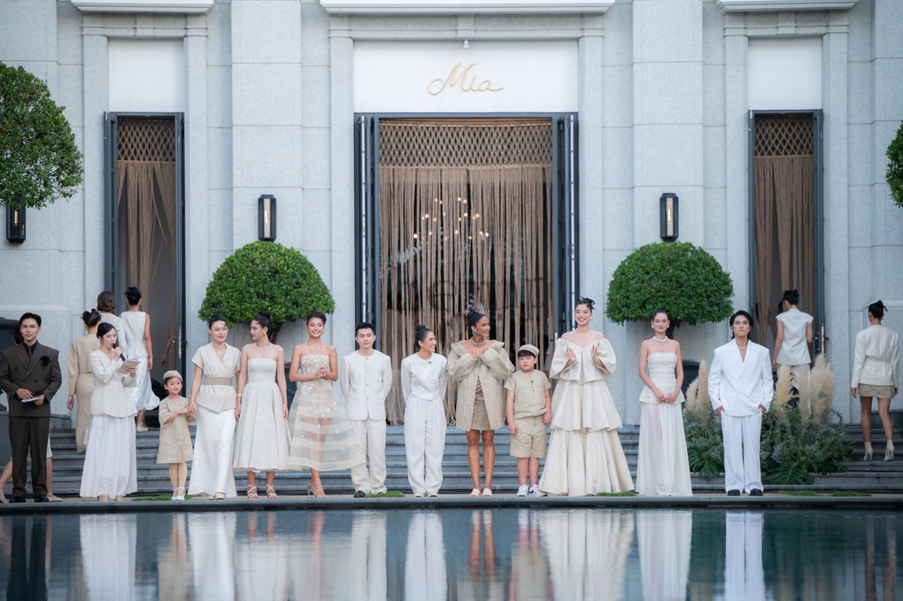 H’Hen Niê khoe bụng bầu trên sàn catwalk trước khi nghỉ sinh - 2 H’Hen Niê khoe bụng bầu trên sàn catwalk trước khi nghỉ sinh - 2