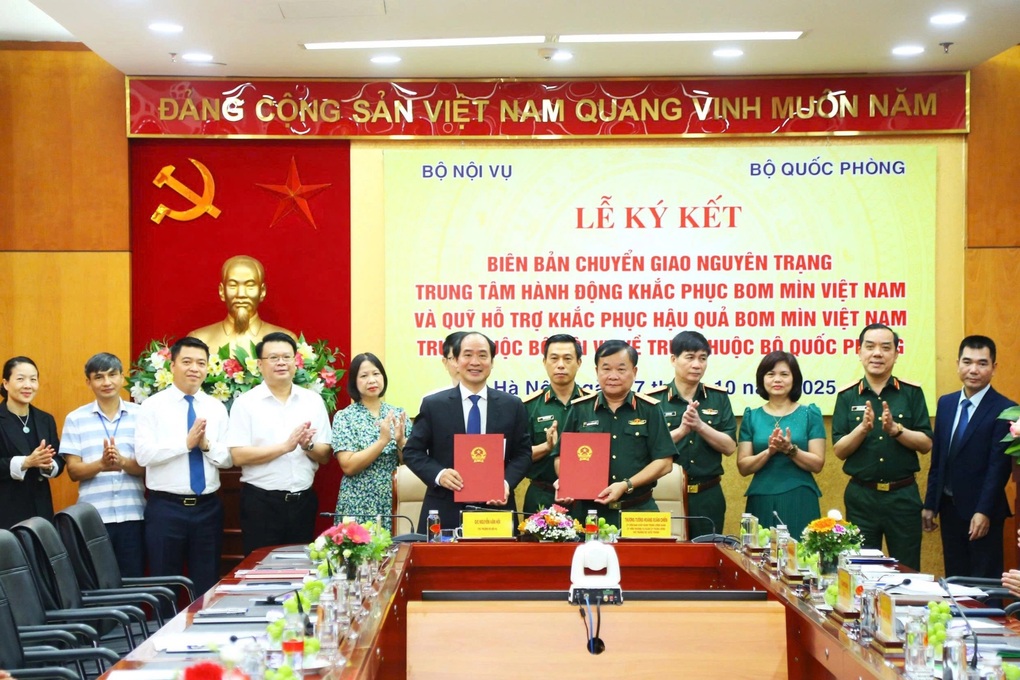 Chuyển giao hai đơn vị khắc phục hậu quả bom mìn về Bộ Quốc phòng - 1 Chuyển giao hai đơn vị khắc phục hậu quả bom mìn về Bộ Quốc phòng - 1