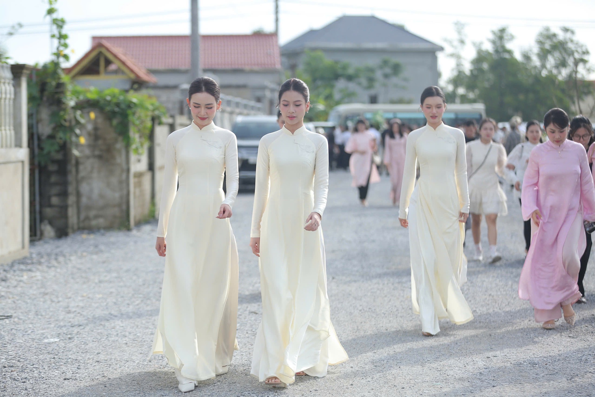 Hình ảnh trong lễ ăn hỏi của Hoa hậu Đỗ Thị Hà và thiếu gia Quảng Trị - 10 Hình ảnh trong lễ ăn hỏi của Hoa hậu Đỗ Thị Hà và thiếu gia Quảng Trị - 10