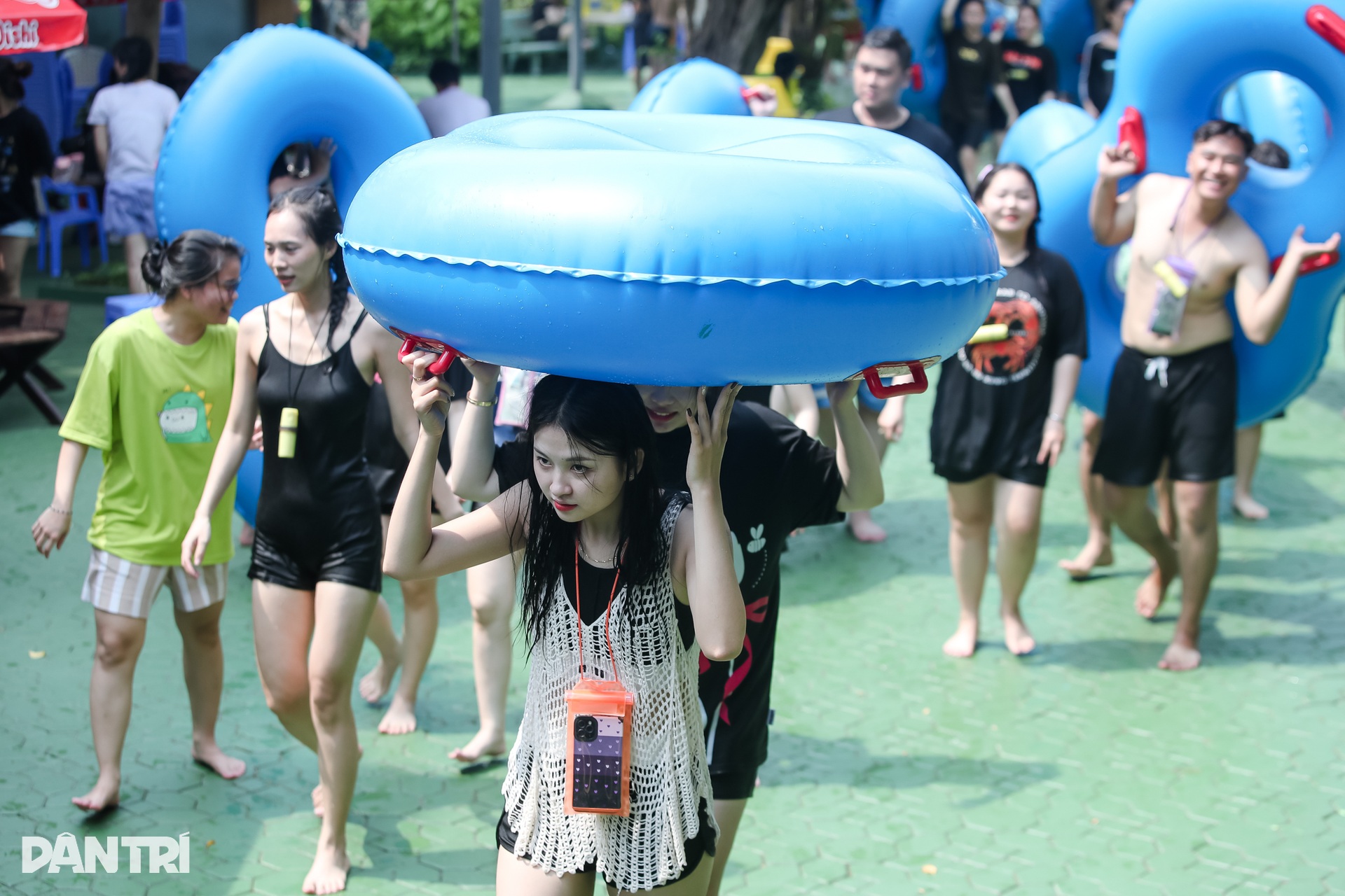 Biển người chen nhau tắm ở công viên nước Đầm Sen - 10 Biển người chen nhau tắm ở công viên nước Đầm Sen - 10