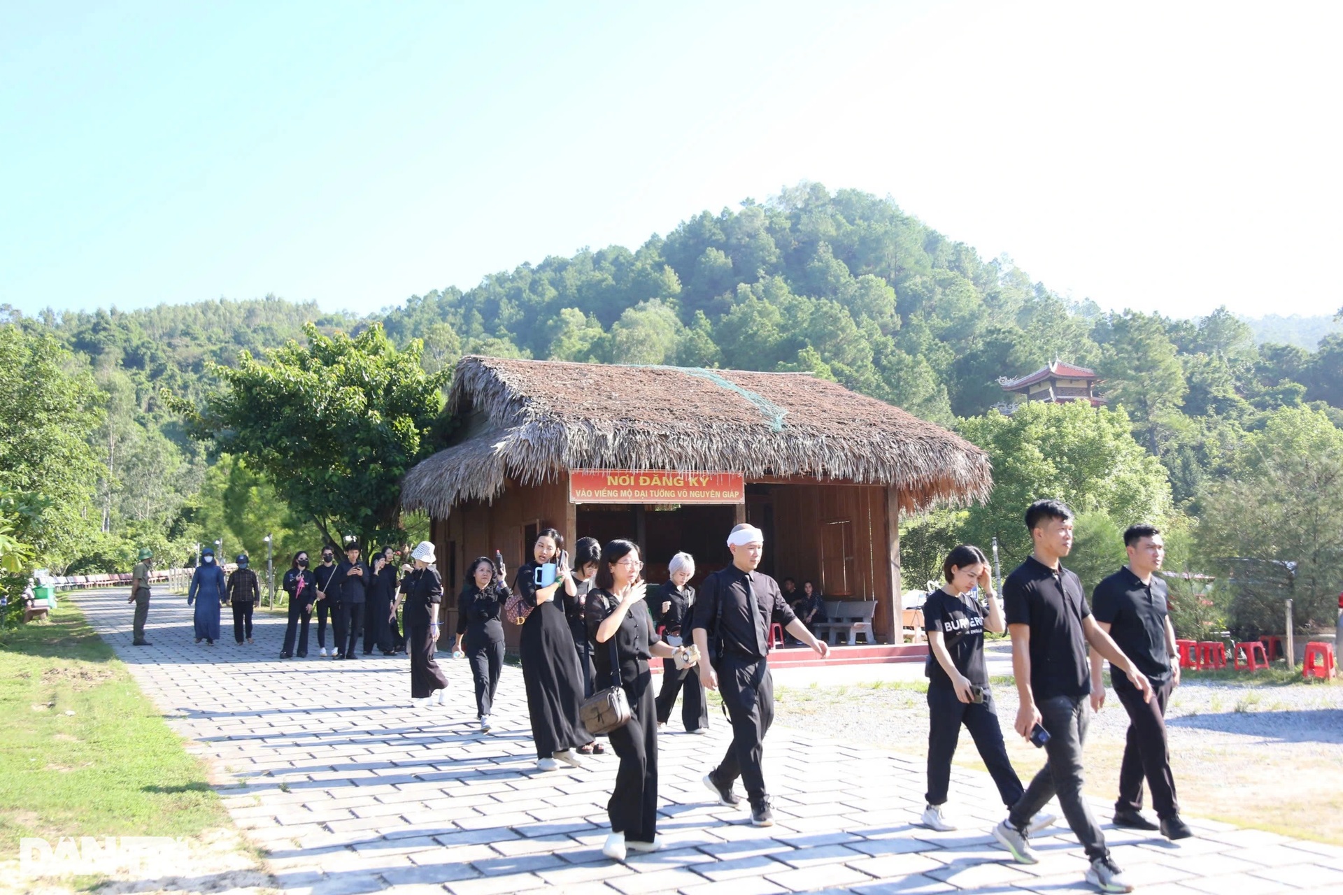 Đông đảo người dân đến tiễn biệt Phu nhân Đại tướng Võ Nguyên Giáp - 1 Đông đảo người dân đến tiễn biệt Phu nhân Đại tướng Võ Nguyên Giáp - 1