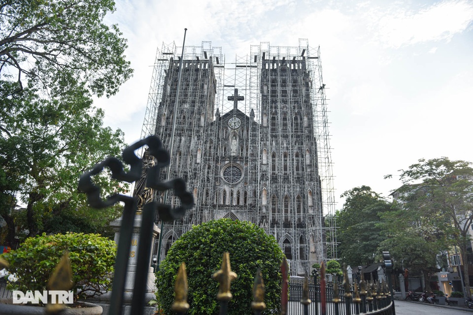 Những hình ảnh cuối cùng của Nhà thờ lớn Hà Nội trước ngày khoác áo mới - 12 Những hình ảnh cuối cùng của Nhà thờ lớn Hà Nội trước ngày khoác áo mới - 12