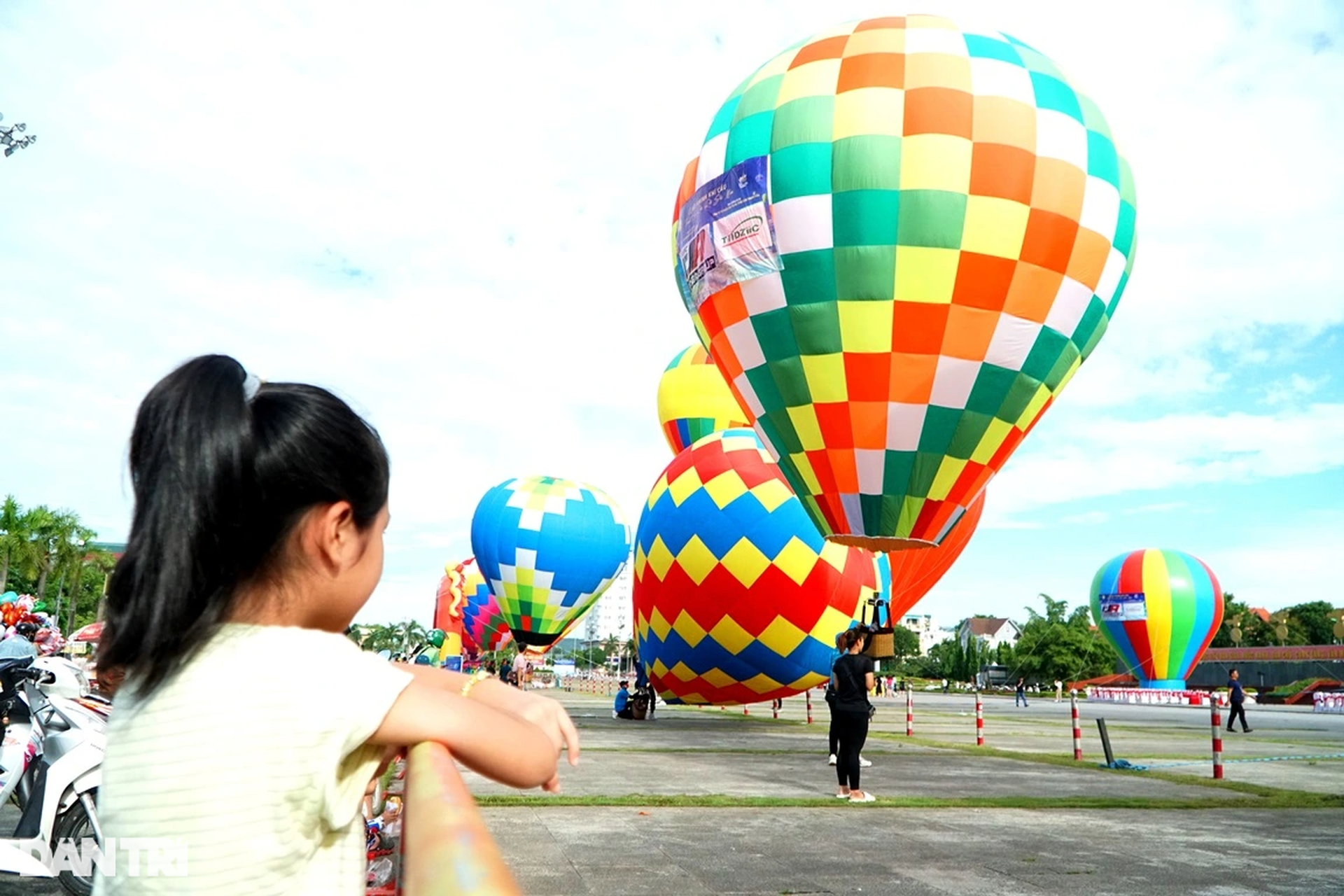 Người dân thích thú khi lần đầu trải nghiệm khinh khí cầu - 11 Người dân thích thú khi lần đầu trải nghiệm khinh khí cầu - 11