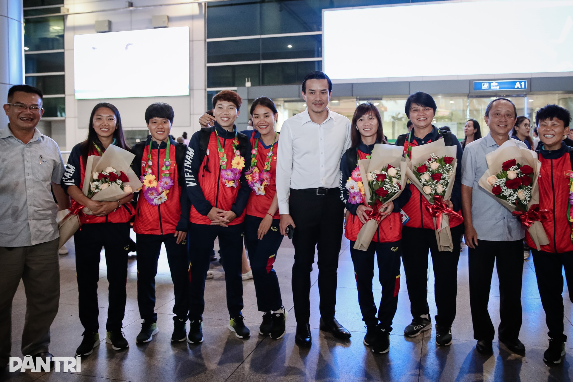 Tuyển nữ Việt Nam rạng rỡ trong ngày về nước  - 10