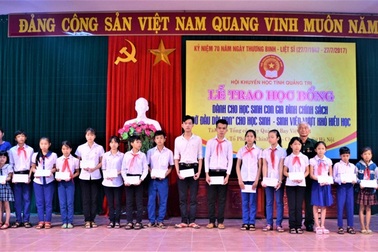 Quảng Trị: Trao hơn 100 suất học bổng cho học sinh gia đình chính sách, hộ nghèo