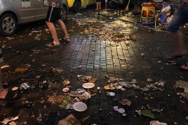 Ông Tây một mình dọn rác phố cổ đến 2 giờ sáng gây “sốt” mạng