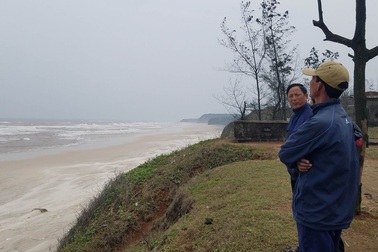 Lật thuyền đánh cá, 2 ngư dân mất tích