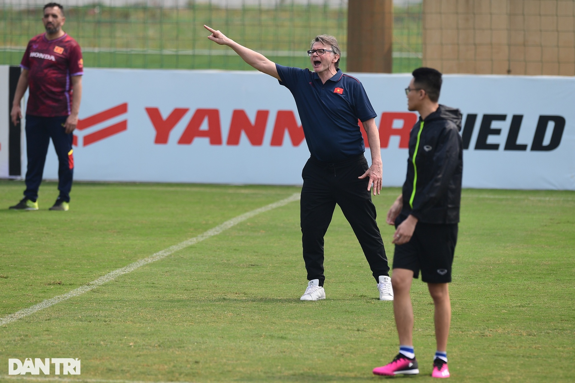 HLV Troussier thể hiện cá tính mạnh trong buổi tập cùng U23 Việt Nam - 9 HLV Troussier thể hiện cá tính mạnh trong buổi tập cùng U23 Việt Nam - 9