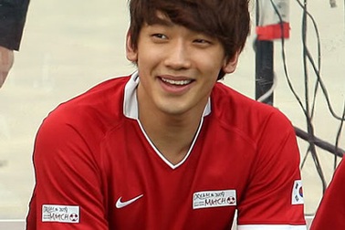 Bi (Rain) trổ tài chơi bóng đá