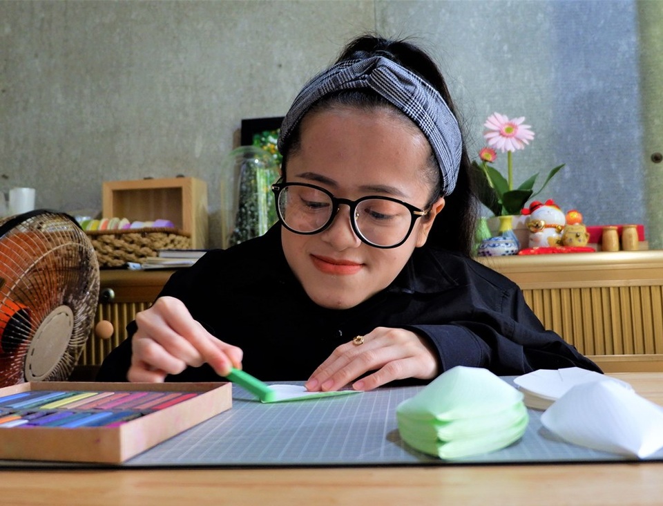 Cô gái xương thủy tinh mang đến cho đời những bông hoa đẹp - 1 Cô gái xương thủy tinh mang đến cho đời những bông hoa đẹp - 1