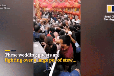 Phong tục lạ tranh cướp đồ ăn trong đám cưới và nỗi sợ của cô dâu chú rể