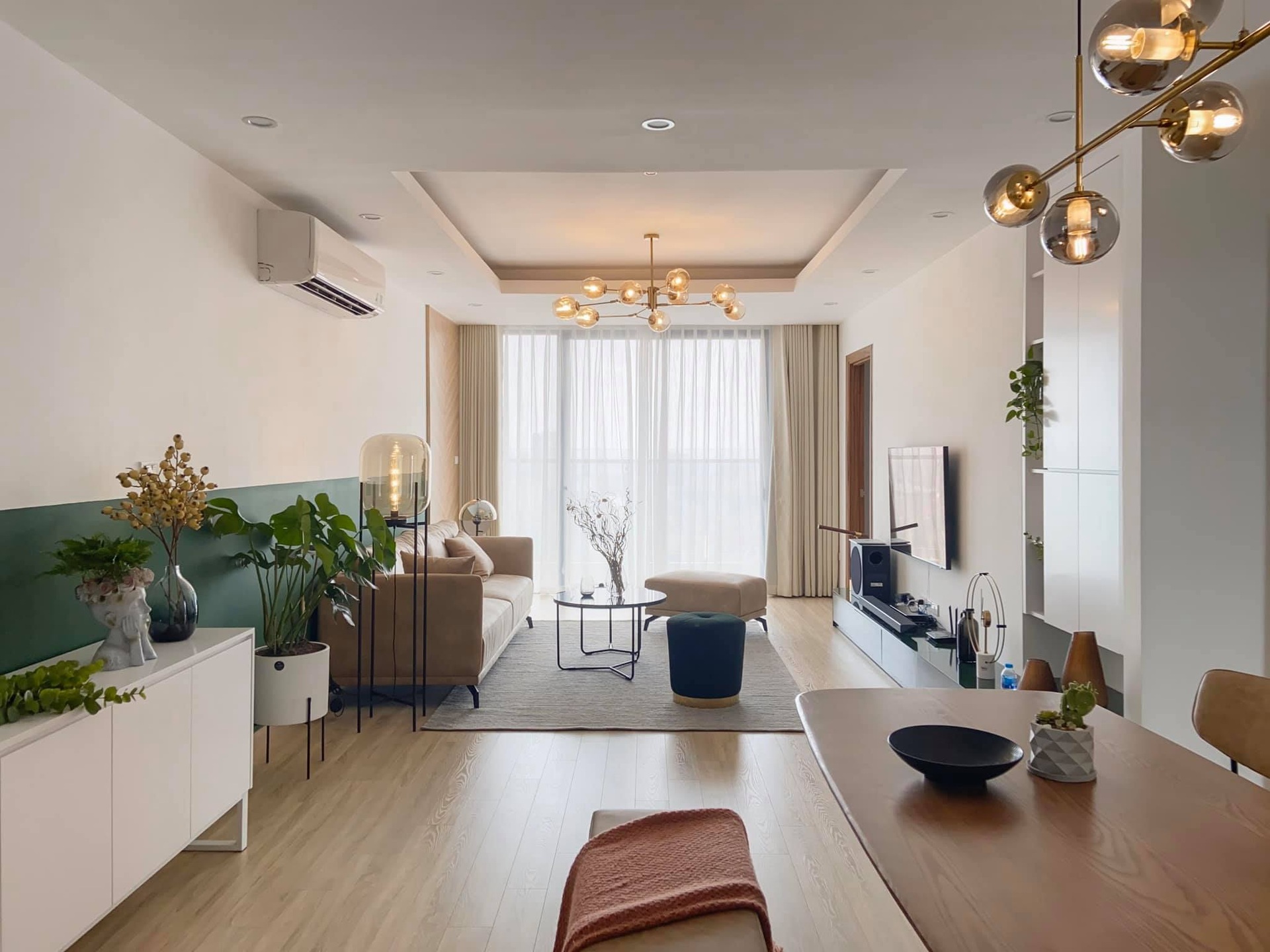 Ngắm căn hộ của gia chủ khó tính: Nội thất đẹp, lạ với tông màu xanh đậm - 2 Ngắm căn hộ của gia chủ khó tính: Nội thất đẹp, lạ với tông màu xanh đậm - 2