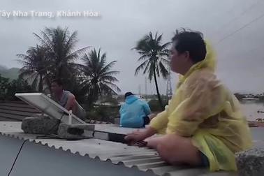 Người dân Nha Trang gõ mái tôn chờ cứu hộ