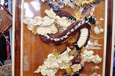 Ngắm bản đồ Việt Nam được trang trí bằng 70 loại gỗ