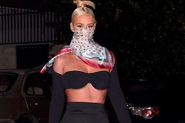 Iggy Azalea diện áo gợi cảm, dùng khăn hàng hiệu thay khẩu trang