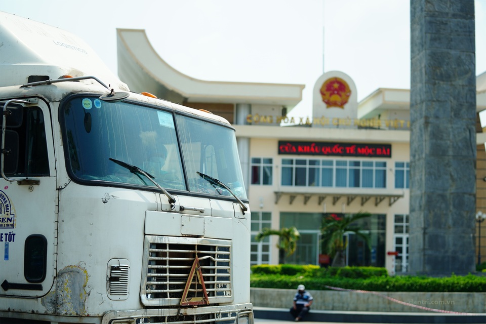 Tài xế ăn ngủ trên xe chờ được thông quan cửa khẩu trong mùa dịch - 3 Tài xế ăn ngủ trên xe chờ được thông quan cửa khẩu trong mùa dịch - 3