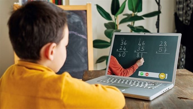 Việc học online dài ngày dẫn đến nhiều hệ lụy về sức khỏe cho trẻ.