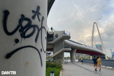 Cầu Thủ Thiêm 2 đẹp nhất TPHCM bị vẽ bẩn sau hơn 3 tháng thông xe