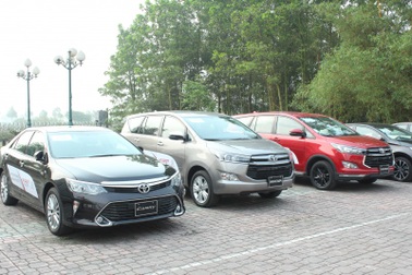 Đón bão ô tô nhập khẩu, xe lắp ráp ồ ạt giảm giá